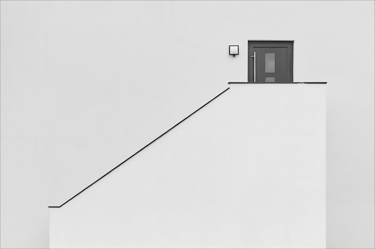 The Minimal City